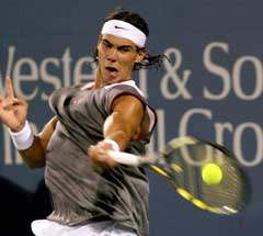 Rafael Nadal slår en volley til Tomas Berdych. (Foto: AP/Scanpix) Rafael Nadal slår en volley til Tomas Berdych. (Foto: AP/Scanpix)
