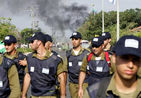 Israelske soldatar rykte i dag tidleg inn i busetjinga Neve Dekalim. (Foto: AFP/Scanpix)