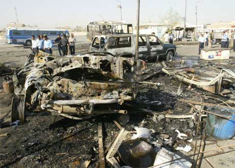 Bombene i Bagdad i dag tidleg gjorde enorm skade. (Foto: AFP/Scanpix)