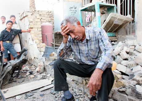 Ein fortvila irakisk mann i ruinane av det som var ein bygning. (Foto: AFP/Scanpix)