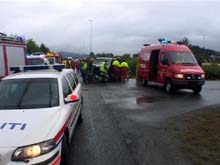 Manne satt fastklemt i bilen og redningsmannskapene måtte få han løs. Foto: Sverre Krüger / NRK