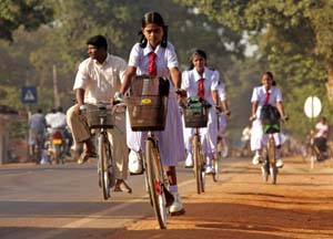 Tamilske jenter kan sykle til skolen i det gerilja-kontrollerte området så lenge våpenhvilen holder. (Foto: A. Lokuhapuarachchi, Reuters)