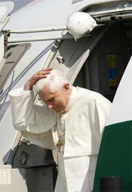 Pave Benedikt XVI kom til Köln i dag, og mistet hodeplagget sitt i vinden. (Foto: AFP/Scanpix) Pave Benedikt XVI kom til Köln i dag, og mistet hodeplagget sitt i vinden. (Foto: AFP/Scanpix)