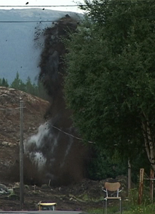Jord og grus ble kastet flere meter opp i lufta da bomba ble detonert. Foto: Jon Olav Voll