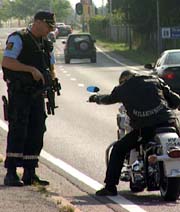 Politiet satte opp flere veisperringer. Foto: Harald Inderhaug, NRK.