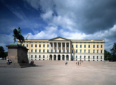 Foran slottet står en statue av Carl Johan, modellert av Brynjulf Bergslien. Foto: Bjørn Sigurdsøn / NTB pluss / SCANPIX