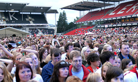Fredag var det omkring 9.000 mennesker på Lerkendal Live. Rosenborg ønsker å fylle stadion med større artister. Foto: Arne Kristian Gansmo, NRK.