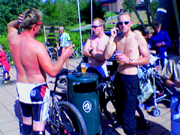 - Aldri har øl smakt bedre, mente disse tre syklistene fra Stokke etter endt løp. (Foto: NRK)