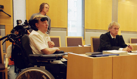 Voldsofferet, den 32-årige Kjetil Rusvik, var selv tilstede i retten mandag. Til høyre advokat Jan Gunnar Ness. Foto: Morten Holm, Scanpix