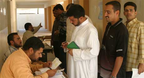 Valgkommisjonen registrerer velgere i Falluja. Det knytter seg spenning til hvordan sunnimuslimene vil velge.
