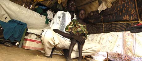 Det kan ta tid før denne sudanske faren og hans barn kan vende tilbake til landsbyen. (Foto: S. de Sakutin, AFP) Det kan ta tid før denne sudanske faren og hans barn kan vende tilbake til landsbyen. (Foto: S. de Sakutin, AFP)