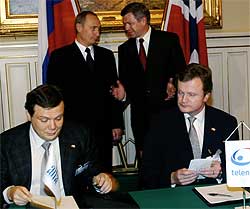 FRA LYKKLIGE TIDER: Freden rådet da Telenor-sjef John Fredrik Baksaas og Alfa-eier Mikhail Fridmann undertegnet VimpelCom-avtalen i 2002, med president Vladimir Putin og statsminister Kjell Magne Bondevik til stede. Arkivfoto: Scanpix. FRA LYKKLIGE TIDER: Freden rådet da Telenor-sjef John Fredrik Baksaas og Alfa-eier Mikhail Fridmann undertegnet VimpelCom-avtalen i 2002, med president Vladimir Putin og statsminister Kjell Magne Bondevik til stede. Arkivfoto: Scanpix.