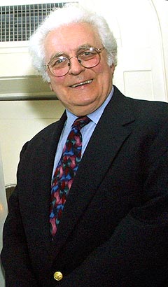 Robert Moog, «synthesizerens far», smiler etter å ha vunnet den prestisjetunge svenske Polarprisen i 2001. Moog døde av hjernesvulst søndag 21. august. Foto: AP. Robert Moog, «synthesizerens far», smiler etter å ha vunnet den prestisjetunge svenske Polarprisen i 2001. Moog døde av hjernesvulst søndag 21. august. Foto: AP.