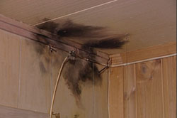Skader i taket viser at huset kunne ha tatt fyr i lynnedslaget. Foto: Frode Meskau. 