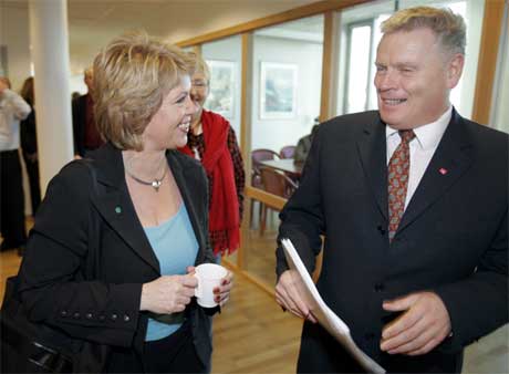 I en samtale mellom Sp-leder Åslaug Haga og LO-leder Jan Davidsen kommer det frem at LO vil gi penger til Senterpartiet. (Foto: Scanpix/Lise Åserud) I en samtale mellom Sp-leder Åslaug Haga og LO-leder Jan Davidsen kommer det frem at LO vil gi penger til Senterpartiet. (Foto: Scanpix/Lise Åserud)