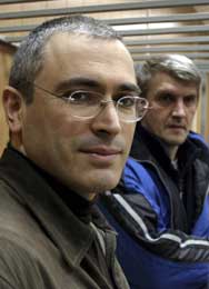 Khodorkovskij har startet en sultestreik til støtte for sin kollega Lebedev (t.h.) (Scanpix/AP)