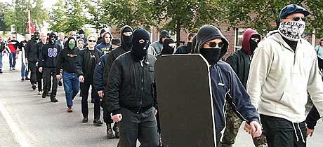 Den nynazistiske organisasjonen Boot Boys marsjerte i Askim sentrum i august 2000. (Foto: Scanpix)