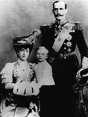 Dronning Maud, kronprins Olav og kong Haakon. Foto: SCANPIX 
