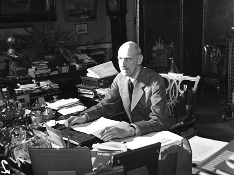 Kong Haakon ved sitt skrivebord. Foto: NTB / SCANPIX 