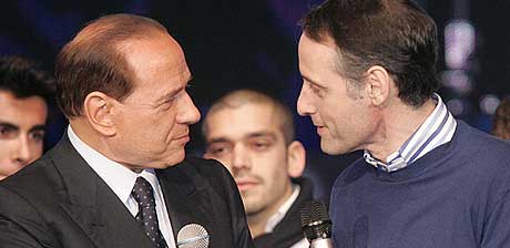 Italias statsminister Silvio Berlusconi, til venstre i bildet, hilser p den avtroppende kommissren for Italias Rde Kors, Maurizio Scelli, i mars i r. (Foto: AP/Scanpix)