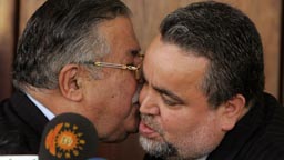 President Jalal Talabani (v.) og Hajim al-Hassani avslutter en pressekonferanse i Bagdad. (Foto: M.Messara, AFP)