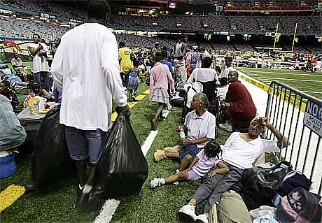 Mange av innbyggerne i New Orleans har søkt tilflukt på idrettsarenaen "The Superdome".(Foto:AFP/Scanpix)
