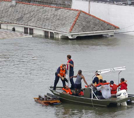 Bergingsarbeidere i New Orleans redder folk som søkte tilflukt på taket. (Foto: James Nielsen/AFP/Scanpix)