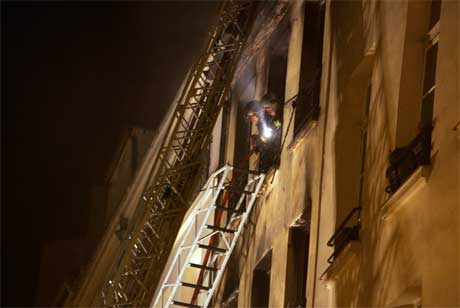 Brannfolkene fikk kontroll over brannen i Paris-bygården etter en time. (Foto: Olivier Laban Mattei/ AFP/ Scanpix)