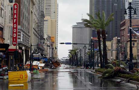 Vannet stiger i New Orleans, om ikke verst i hovedgaten Canal Street. (Foto: James Nielsen/ AFP/ Scanpix)