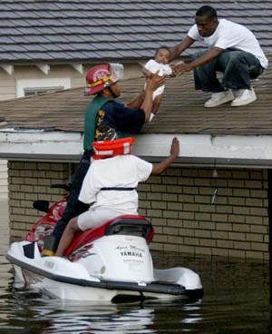 Tre måneder gamle Christopher reddes av en New Orleans-brannmann. (Foto: C.Coronado, AP)