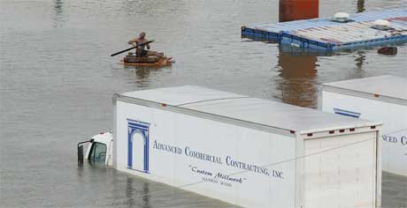En parkeringsplass for vogntog står under vann i New Orleans. (Foto: AFP/Scanpix)