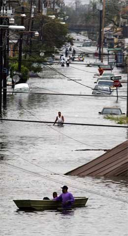 Vannet stiger fortsatt i New Orleans, og rundt 80 prosent av byen står under vann. (Foto: AFP/Scanpix)