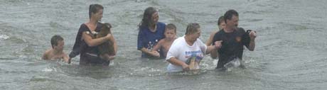 Innbyggere fra Moss, Mississippi, kommer seg i sikkerhet gjennom flomvannet. (Foto. W.Colgin, Mississippi Press/AP)