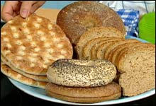 Variér brødtypene: Bagels, polarbrød og rundstykker er gode alternativer (Foto: NRK)