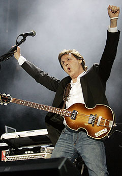 Paul McCartney er ute med nytt soloalbum, «Chaos and Creation in the Backyard». Denne gangen spiller han nesten alle instrumentene selv. Her fra Live 8 i Hyde Park i sommer. Foto: AP / Scanpix.