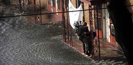 NEW ORLEANS: Klart for evakuering i den oversvømte byen. Et hvitt laken har signalisert at her trenges det hjelp. Foto: Tom Fox, AP