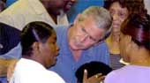 President George W. Bush i samtale med folk som ble rammet i New Orleans. (Foto: Scanpix / Reuters)