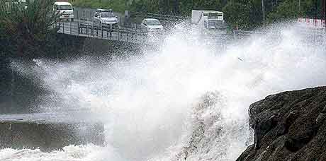 TYFON: En stor bølge treffer motorveien i Kagoshima i det dørlige Japan. Foto: AP