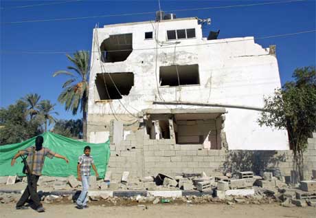 Dette er eitt av husa som vart øydelagt i eksplosjonen i går kveld. (Foto: Reuters/scanpix)