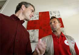 Jonas Gahr Støre (t.v.) i samtale med Øystein Larsen før avreise. (Foto: Bjørn Sigurdsøn/Scanpix) Jonas Gahr Støre (t.v.) i samtale med Øystein Larsen før avreise. (Foto: Bjørn Sigurdsøn/Scanpix)