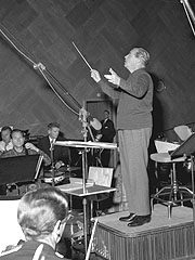 Dirigent Øivind Bergh i arbeid med Kringkastingsorkesteret i 1960. NTB arkiv Jan Nordby / SCANPIX Dirigent Øivind Bergh i arbeid med Kringkastingsorkesteret i 1960. NTB arkiv Jan Nordby / SCANPIX