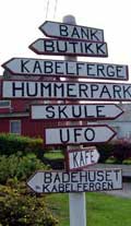Skilt viser veg til UFO-ringen. Foto: Mari Møen/NRK