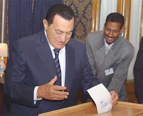 Egypts president Hosni Mubarak avgir stemme ved valget i Egypt i dag. (Foto: Reuters/Scanpix)