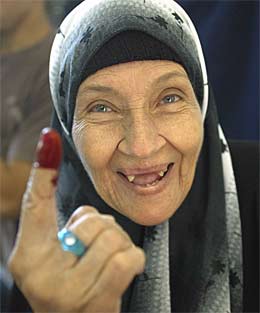 En eldre egyptisk kvinne med med rødfarge på fingeren etter å ha avgitt sin stemme ved valget i den arabiske verdens mest folkerike nasjon. (Foto: Reuters/Scanpix)