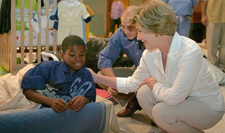 USAs førstedame Laura Bush besøkte orkanofrene i Cajundomen, der frivillige legger ned en betydelig innsats. (Foto: AP)