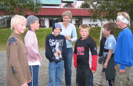 Beate Heieren Hundhammer sammen med noen av elevene ved Vats friskule. Foto: Gunnar Grimstveit, NRK.