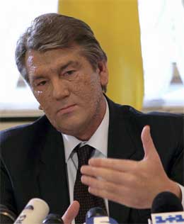 Viktor Justsjenko gav heile regjeringa sparken i dag. (Foto: AP/Scanpix)