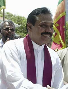 Sri Lankas statsminister Mahinda Rajapakse inngjekk ein avtale med det marxistiske partiet JVP i dag. (Foto: AFP/Scanpix)