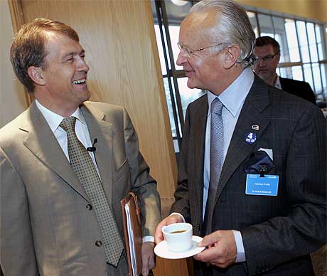 EN SJEF OG EN POLITIKER: Hydro-sjef Eivind Reiten er ikke alltid like imponert over kunnskapen til norske politikere om globale konkurranseforhold. Bergens-ordfrer og kaffeeier Herman Friele vre et unntak Foto: Heiko Junge/Scanpix.