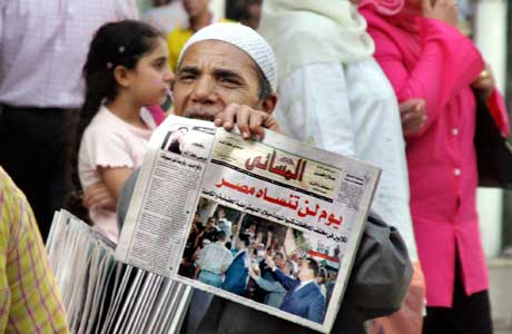 En dag Egypt aldri vil glemme, er tittelen på hovedartikkelen i denne avisen. Bildet viser Mubarak som vinker til tilhengere (Scanpix/AP)